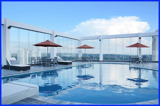 Bể bơi trên sân thượng của mẫu thiết kế biệt thự hiện đại có bể bơi đẹp