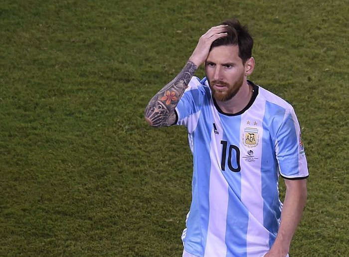 Vẻ thẫn thờ của Messi trước thất bại của đội Argentina tại Copa America 2016